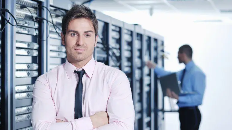 dynamic it consulting team enhancing business efficiency in a modern data center.
