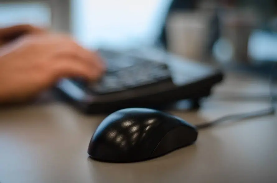 Computer Tip Of The Day: Upgrading To Windows 10 5 sleek black mouse and poised hand signify a modern workspace for focused productivity.
